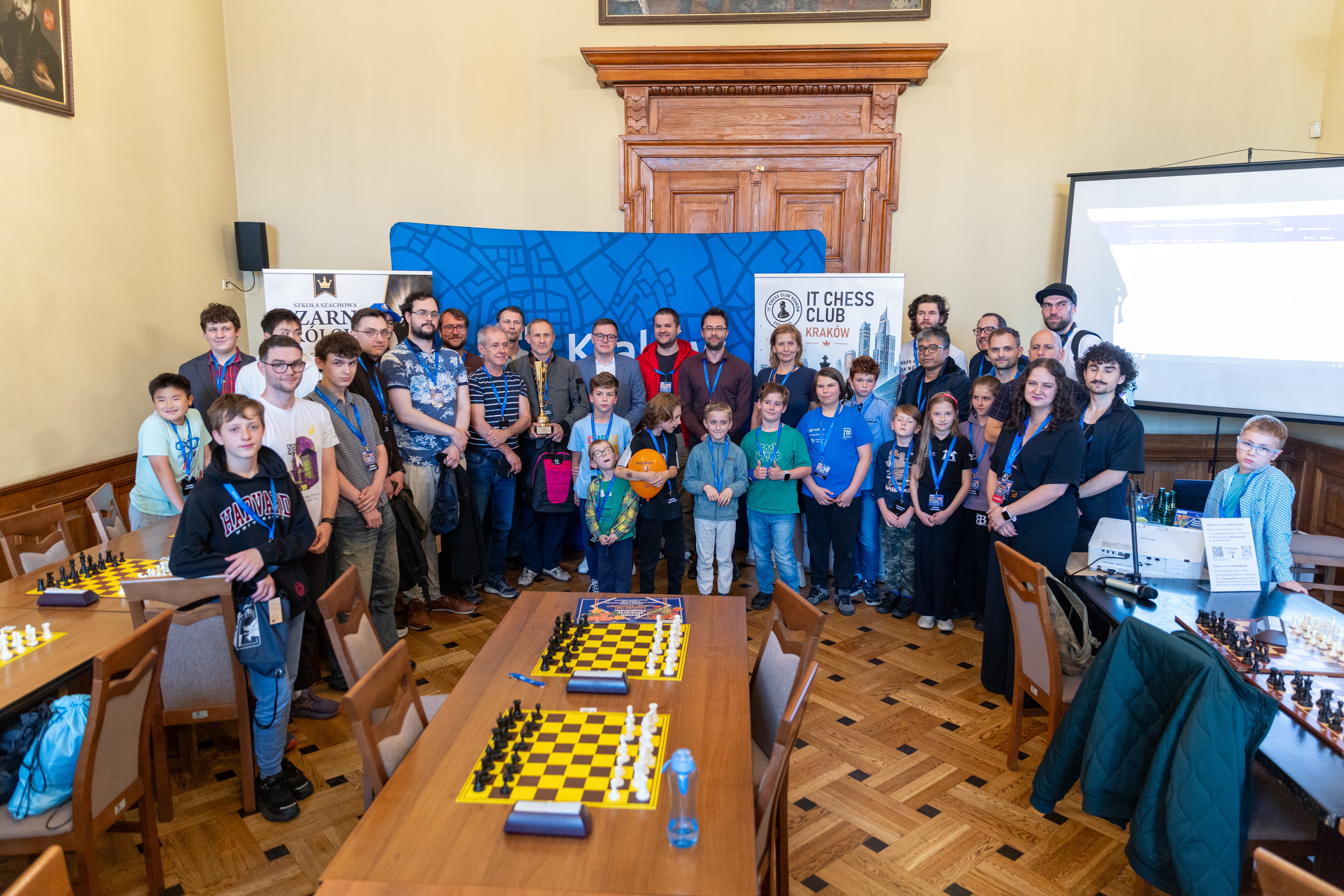 https://www.kk.krakow.pl/Data/Files/storage_files/2026/6/19/125e706a-a9a5-45d5-9a69-bbe8e7e56886/dom_turniej.szachowy-25.jpg